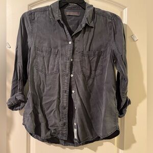 Abercrombie & Fitch women’s Gray Button-Up Shirt
Size médium